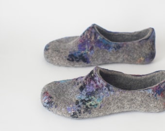 Felt women slippers made from 100% natural sheep wool, the unique felting technique used in their decoration, custom sizes, Christmas gift