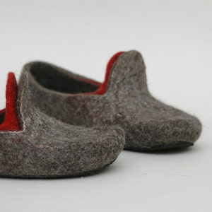 Felt shoes for women with pointed noses. Can be worn as slippers. Charcoal grey and red combo image 4