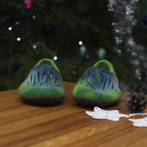 Felted slippers for women - Green slippers - Felted home shoes - Woolen clogs - Felted clogs - Valenki - House shoes - Christmas slippers
