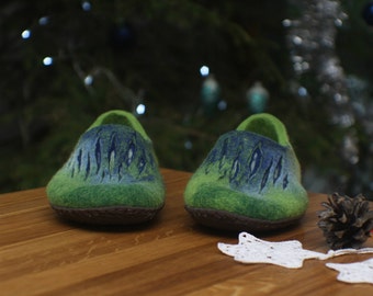 Felted slippers for women - Green slippers - Felted home shoes - Woolen clogs - Felted clogs - Valenki - House shoes - Christmas slippers