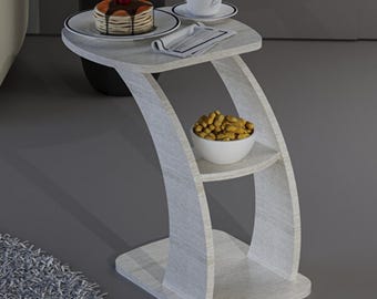 Mesa auxiliar rodante en forma de C con aspecto de travertino