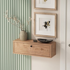 Puede incluir: Un juego de tres tazas de cerámica con acabado mate moteado. Las tazas son de color crema, gris claro y gris oscuro. Cada taza tiene un diseño simple y minimalista.