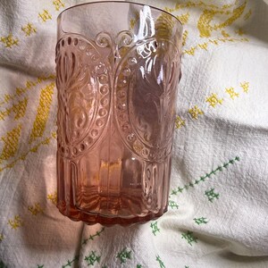 Vaso de vidrio Anthropologie rosa de 9 onzas imagen 6