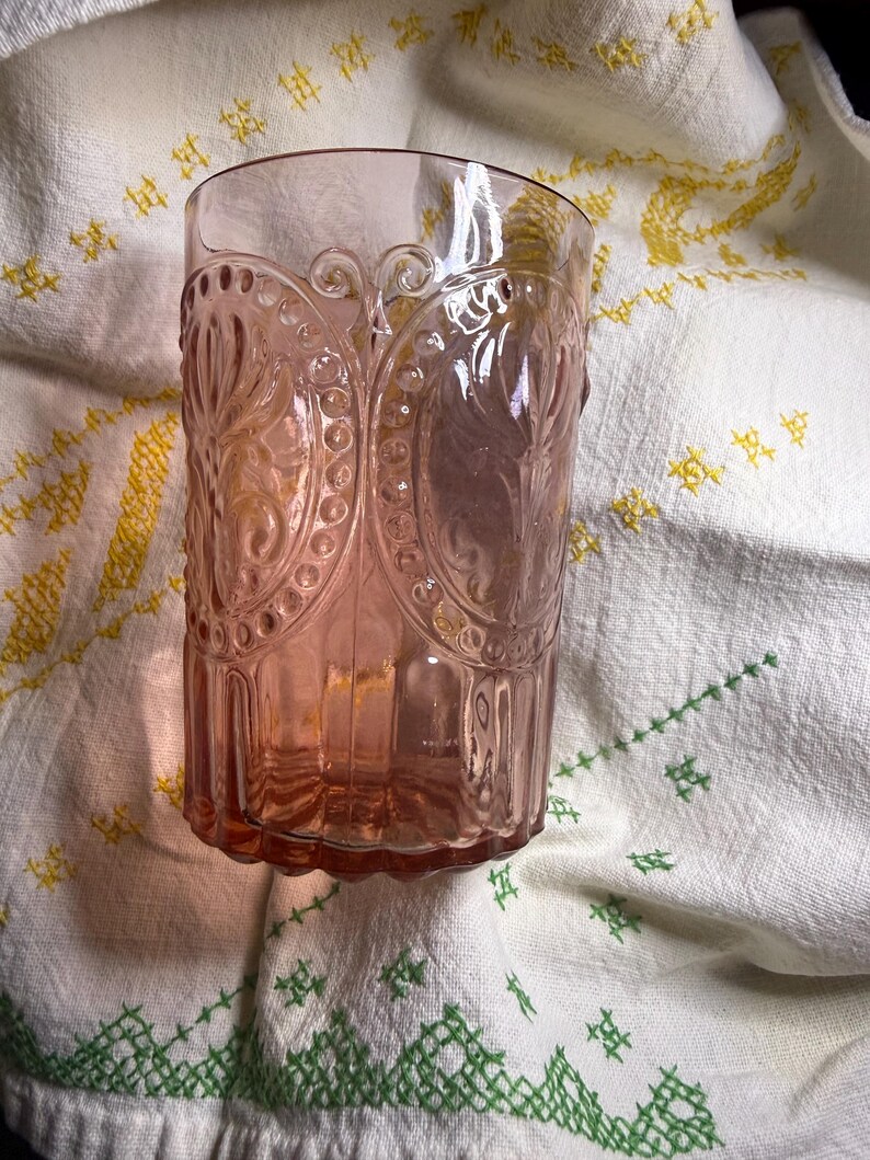 Vaso de vidrio Anthropologie rosa de 9 onzas imagen 6