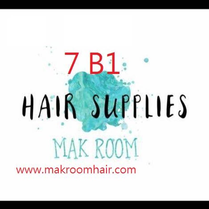 Pode incluir: Fundo branco com o texto "7 B1" em vermelho, "HAIR SUPPLIES" em preto e "MAK ROOM" em azul claro. Uma mancha de aquarela turquesa est&aacute; atr&aacute;s das palavras "HAIR SUPPLIES". O endere&ccedil;o do site www.makroomhair.com est&aacute; em vermelho.