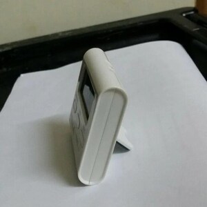 Pode incluir: Um temporizador de cozinha digital branco com um pequeno ecr&atilde;. O temporizador tem um topo curvo e um suporte na parte de tr&aacute;s, permitindo que fique em p&eacute;. O temporizador &eacute; feito de pl&aacute;stico.