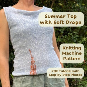 Puede incluir: Un top de verano de punto azul claro con una caída suave. El top sin mangas tiene cuello barco y un patrón moteado. La imagen incluye el texto "Summer Top with Soft Drape" y "Knitting Machine Pattern".