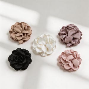 Aplique de flor de camelia de tela 3D, parche de rosa de gasa en capas para personalizar sombreros, motivo floral para coser en vestidos de noche, pinza para el cabello