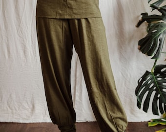 Könnte beinhalten: Eine olivgrüne, lockere Hose mit breitem Bund. Die Hose ist aus einem weichen, bequemen Stoff und hat eine lockere Passform.