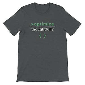 Könnte beinhalten: Dunkelgraues T-Shirt mit dem Text ">optimize thoughtfully { }" in Grün und Weiß. Das T-Shirt hat einen Rundhalsausschnitt und kurze Ärmel. Der Text ist mittig auf der Brust platziert.