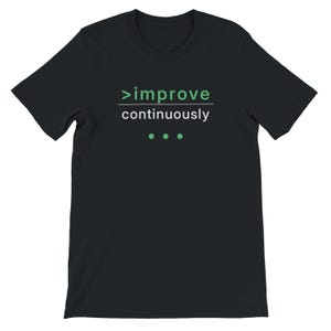 Könnte beinhalten: Schwarzes T-Shirt mit dem Text ">improve continuously" in Grün und Weiß. Der Text ist mittig auf der Vorderseite des Shirts platziert, mit drei grünen Punkten darunter.