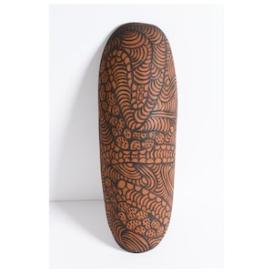 Vintage 40 cm Coolamon skål med pokerslöjd, australiska efterrätter, konst från aboriginska kvinnor.