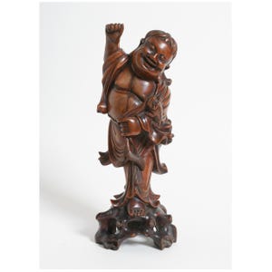 Sculpture sur bois chinoise ancienne (1880-1910) représentant Luohan, divinité immortelle de Liu Hai avec un crapaud.
