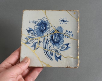 Azulejo antiguo de loza de DELFT del siglo XVIII, gran flor frisia con insecto, azul y blanco de Harlingen holandés.