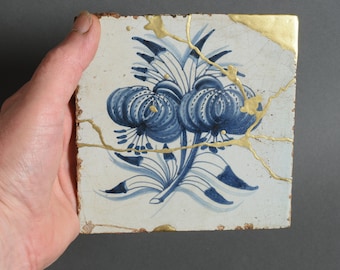 Azulejo antiguo de loza de DELFT del siglo XVIII, gran flor frisia, azul y blanco de Harlingen holandés.