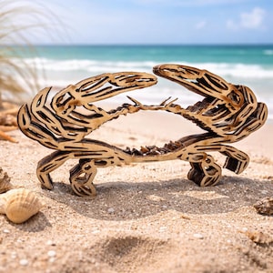 Può includere: Una scultura di granchio in legno con intricati dettagli intagliati, posizionata su una spiaggia sabbiosa. Il granchio è marrone chiaro, con un design dettagliato. Lo sfondo include l'oceano, un cappello e conchiglie.