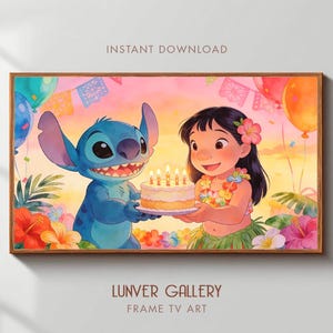 Puede incluir: Una impresión artística digital enmarcada con una ilustración en acuarela de Stitch y Lilo de Lilo & Stitch. Sostienen un pastel de cumpleaños con velas encendidas. El fondo incluye globos, flores y el texto "Instant Download".