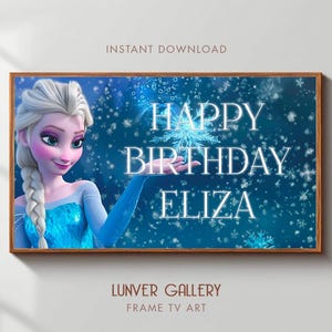 Puede incluir: Impresión de arte digital con Elsa de Frozen, con el texto "HAPPY BIRTHDAY ELIZA" en blanco. La imagen está sobre un fondo azul nevado y enmarcada en un marco de madera. La obra de arte es de Lunver Gallery.
