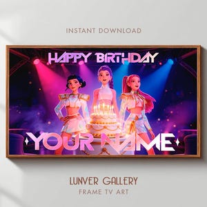 Könnte beinhalten: Gerahmter digitaler Kunstdruck mit drei animierten Figuren auf einer Bühne, den Worten "HAPPY BIRTHAY" und "YOUR NAME". Das Kunstwerk hat ein lila und rosa Farbschema und ist in einem Holzrahmen gefasst.