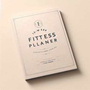 Op de afbeelding: Een beige 12-weeks Fittess Planner met zwarte tekst en een decoratieve rand. De planner bevat de tekst "Suppsedtivames Promiaes" en "Etsy Memies". De cover heeft een cirkelvormig logo met de letter "E".