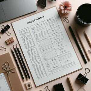 Op de afbeelding: Een projectplanner met de titel "PROJECT PLANNER" is omringd door kantoorbenodigdheden. De planner ligt op een lichtbruin oppervlak, met potloden, een kopje en een bloem. De planner heeft secties voor taken en deadlines.