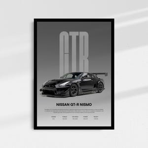 Könnte beinhalten: Schwarz gerahmtes Poster mit einem schwarzen Nissan GT-R Nismo-Auto. Das Wort "GTR" wird in großen, hellgrauen Buchstaben über dem Auto angezeigt. Unter dem Auto steht der Text "NISSAN GT-R NISMO" und Spezifikationen.