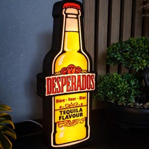 Lampa barowa LED Desperados – Podświetlana lampa w kształcie butelki piwa – Dekoracja ścienna LED do baru – Oryginalny prezent