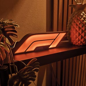 Peut inclure: Panneau en bois fait à la main avec le mot "Bienvenue" dans une police fantaisiste. Le panneau présente un fond blanc vieilli et un cadre marron foncé, idéal pour une porte d'entrée. Le panneau mesure environ 30 cm de large et 15 cm de haut.