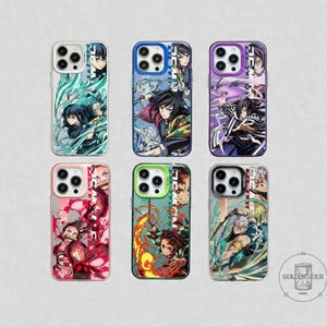 Può includere: Sei custodie per telefoni con disegni di personaggi anime. Ogni custodia presenta un personaggio diverso in colori vivaci, con una varietà di pose d'azione e sfondi. Le custodie hanno cornici di diversi colori, tra cui bianco, blu e rosa.