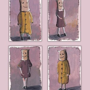 Könnte beinhalten: Ein Set aus vier Illustrationen mit Figuren, deren Köpfe Papiertüten sind und die einfache Kleidung tragen. Zwei Figuren tragen gelbe Mäntel mit Knöpfen, zwei tragen dunkelviolette Kleider. Jedes Bild hat einen aufgemalten Stichrand.