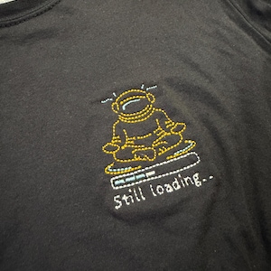 Maglia Still Loading Ricamata – T-Shirt Divertente Nerd, Idea Regalo Geek, Minimal Streetwear Unisex-unico-design-moda-alone