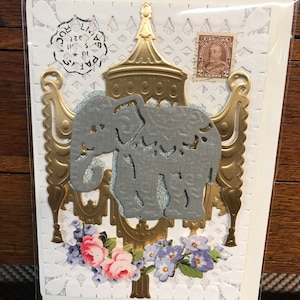 Hermosa tarjeta de felicitación de encaje de papel troquelado a mano con un elefante