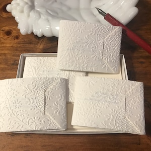 Juego de 4 cartas de escritura plegadas con encaje de papel de estilo victoriano con sobres