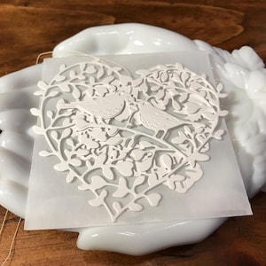 Intricato design scandinavo a forma di cuore, ornamento da appendere in carta fustellata