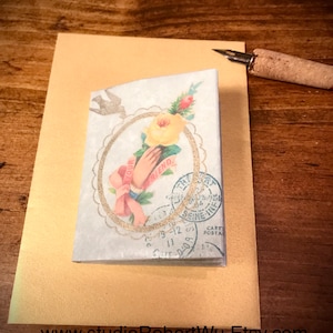 Libros en blanco en miniatura hechos con papel de pergamino fino