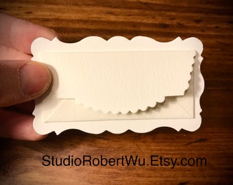 Uma caixa com 12 cartões de visita em estilo vitoriano/mini envelopes para impressão tipográfica ou caligrafia.