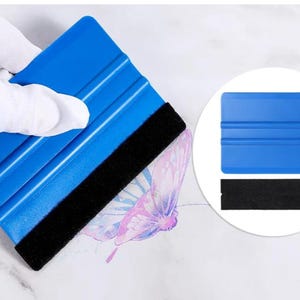 Puede incluir: Un juego de tres tazas de cerámica con un acabado mate moteado. Las tazas son de color crema, gris claro y gris oscuro. Cada taza tiene un diseño simple y minimalista, perfecto para café o té.