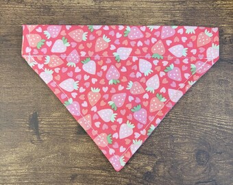 Różowa truskawkowa bandana dla zwierząt