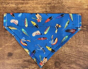 Bandana para mascotas con señuelo de pesca azul
