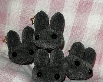 Ręcznie robiony na szydełku brelok z zawieszką w kształcie króliczka – pluszowy dodatek do torby ze zwierzątkiem amigurumi
