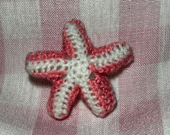 Ręcznie robiony na szydełku brelok do kluczy z rozgwiazdą – różowo-biały wisiorek amigurumi