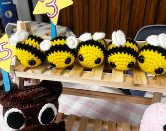 Ręcznie robiony na szydełku brelok z pszczołami, zabawka amigurumi – żółto-czarny trzmiel