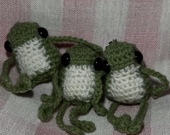 Ręcznie robione na szydełku breloczki w kształcie żab – zawieszka z motywem zwierzątek Amigurumi
