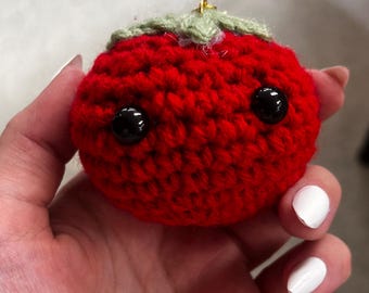 Ręcznie robiony na szydełku brelok do kluczy z pomidorem: zawieszka z amigurumi
