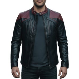 Könnte beinhalten: Schwarze Lederjacke mit burgunderfarbenen Schulter- und Kragenakzenten. Die Jacke hat einen Frontreißverschluss und einen Stehkragen. Das Design umfasst Ziernähte an Schultern und Brust. Ein stilvolles Oberbekleidungsstück.