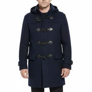 Puede incluir: Un abrigo tipo duffel azul marino con capucha, cierres de palanca negros y dos bolsillos delanteros. El abrigo está hecho de una mezcla de lana. El abrigo tiene capucha y mangas largas.