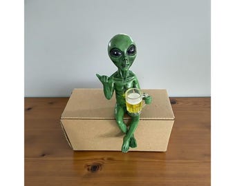 Divertente scultura in resina di alieno, statuetta decorativa che beve birra, ornamento da scrivania e ufficio, originale elemento decorativo per la casa