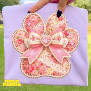 Könnte beinhalten: Ein Set aus drei Keramikbechern mit gesprenkelter, matter Oberfläche. Die Becher sind in Creme-, Hellgrau- und Dunkelgrautönen gehalten. Jeder Becher hat ein schlichtes, minimalistisches Design, ideal für Kaffee oder Tee.