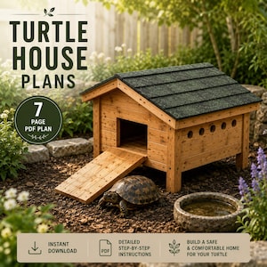 Peut inclure: Une maison en bois pour tortue avec un toit en bardeaux sombres, une rampe et des ouvertures latérales circulaires. Le texte indique : TURTLE HOUSE PLANS, 7 PAGE PDF PLAN, INSTANT DOWNLOAD, DETAILED STEP-BY-STEP INSTRUCTIONS, BUILD A SAFE & COMFORTABLE HOME FOR YOUR TURTLE.