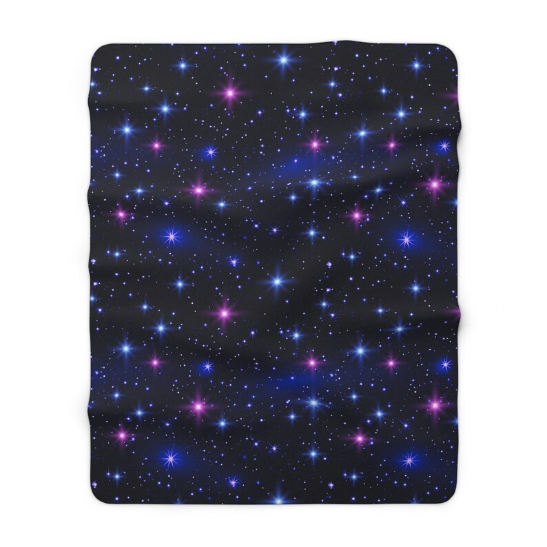 Puede incluir: Una manta azul oscuro con un patr&oacute;n repetitivo de estrellas blancas, azules y rosas. Las estrellas son de diferentes tama&ntilde;os y brillos.